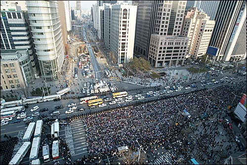 오후 5시30분 광화문 촛불 문화제 상황. 사람들이 모이기 시작했고, 일부차선에서 차량 통행이 일부차선에서 가능하다. 